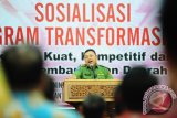 Gubernur Kalbar, Cornelis berbicara saat pembukaan sosialisasi program transformasi Bank Pembangunan Daerah (BPD) di Kantor Gubernur Kalbar, Senin (26/9). Cornelis menyerukan kepada 14 bupati/walikota se-Kalbar untuk  menyimpan dana Anggaran Pendapatan Belanja Daerah (APBD) di Bank Kalbar selaku BPD, serta meminta kepada DPRD Kalbar untuk tidak menghambat proses penambahan modal di Bank Kalbar. ANTARA FOTO/Jessica Helena Wuysang/16