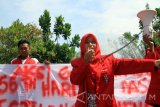 Sejumlah anggota aktivis Gerakan Mahasiswa Nasional Indonesia (GMNI) Tulungagung berunjuk rasa memperingati Hari Tani di bundaran alun-alun Kota Tulungagung, Jawa Timur, Selasa (27/9). Dalam aksi itu mahasiswa mengingatkan masih adanya 1.700-an sengketa agraria yang belum terselesaikan dan kesejahteraan petani yang rendah. Antara Jatim/Destyan Sujarwoko/zk/16