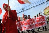 Sejumlah anggota aktivis Gerakan Mahasiswa Nasional Indonesia (GMNI) Tulungagung berunjuk rasa memperingati Hari Tani di bundaran alun-alun Kota Tulungagung, Jawa Timur, Selasa (27/9). Dalam aksi itu mahasiswa mengingatkan masih adanya 1.700-an sengketa agraria yang belum terselesaikan dan kesejahteraan petani yang rendah. Antara Jatim/Destyan Sujarwoko/zk/16