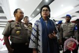 Pimpinan Komisi Pemberantasan Korupsi (KPK), Basaria Panjaitan (tiga kanan) didampingi Kapolda Kalbar, Irjen (Pol) Musyafak (kiri) berbicara kepada wartawan usai gelar pertemuan tertutup di Polda Kalbar, Rabu (28/9). Basaria Panjaitan menyatakan bahwa Ia berharap KPK dan Polda Kalbar dapat bekerjasama dengan baik dalam pengawalan para Tenaga Kerja Indonesia (TKI) yang akan bekerja di luar negeri, karena Kalbar berbatasan langsung dengan Malaysia. ANTARA FOTO/Jessica Helena Wuysang/16