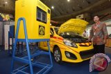 Kepala Laboratorium Teknik Kendali Fakultas Teknik Universitas Indonesia (UI) Feri Yusivar berpose di depan mobil listrik hasil inovasi dan karya dari dosen dan mahasiswa UI yang dipamerkan pada acara Seminar dan Pameran Ketenagalistrikan di Jakarta Convention Centre, Senayan, Jakarta, Rabu (28/9). Mobil listrik yang dijuluki Molina ini mampu berjalan sejauh 20 - 30 km. ANTARA FOTO/Widodo S. Jusuf/wdy/16.