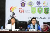 Pimpinan Komisi Pemberantasan Korupsi (KPK) RI Basaria Panjaitan (kanan) dan Kepala Badan Nasional Penempatan dan Perlindungan Tenaga Kerja Indonesia (BNP2TKI), Nusron Wahid (kiri) saat menghadiri Komitmen Bersama Program Perbaikan Tata Kelola Layanan Tenaga Kerja Indonesia (TKI) di Wilayah Provinsi Kalbar di Kantor Gubernur Kalbar, Selasa (27/9). Dalam kesempatan tersebut, Basaria Panjaitan menyatakan bahwa hingga kini KPK masih menemukan praktek penyuapan, pemerasan, kekerasan dan gratifikasi pada layanan TKI. ANTARA FOTO/Jessica Helena Wuysang/16