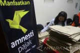 Petugas pajak memberikan informasi tentang program Pengampunan Pajak kepada wajib pajak di Kanwil Direktorat Jenderal Pajak Jatim III, Malang, Jawa Timur, Rabu (28/9). Berdasarkan Surat Setoran Pajak (SSP), Ditjen Pajak mencatat total dana tebusan pajak yang masuk dalam program Pengampunan Pajak hingga tanggal 27 September 2016 pukul 22.00 mencapai Rp73,3 triliun sementara target pemerintah sebesar Rp165 triliun hingga Maret 2017. Antara Jatim/Ari Bowo Sucipto/zk/16.