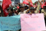 Sejumlah aktivis dan petani membentangkan poster berisi tuntutan saat menggelar aksi demonstrasi di depan Kantor DPRD Kota Blitar, Jawa Timur, Rabu (28/9). Massa yang menamakan dirinya Forum Pergerakan Petani Mataraman (FPPM) tersebut menuntut adanya reformasi agraria yang transparan dan akuntabel untuk kesejahteraan petani penggarap eks lahan milik negara. Antara Jatim/Irfan Anshori/zk/16