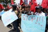 Sejumlah aktivis dan petani membentangkan poster berisi tuntutan saat menggelar aksi demonstrasi di depan Kantor DPRD Kota Blitar, Jawa Timur, Rabu (28/9). Massa yang menamakan dirinya Forum Pergerakan Petani Mataraman (FPPM) tersebut menuntut adanya reformasi agraria yang transparan dan akuntabel untuk kesejahteraan petani penggarap eks lahan milik negara. Antara Jatim/Irfan Anshori/zk/16