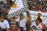 Seorang sopir membentangkan bendera organisasinya saat berunjuk rasa di depan Kantor Gubernur Bali, Denpasar, Rabu (28/9). Ratusan sopir angkutan wisata yang tergabung dalam Aliansi Sopir Transport Bali menolak beroperasinya taxi 