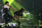 Personel grup band Kla Project, Katon Bagaskara (vokal) dan Romulo Radjadin (gitar) membawakan lagu andalannya yang berjudul Tak Bisa Ke Lain Hati dalam konser Intimate 90's di Harris Ballroom, Malang, Jawa Timur, Rabu (28/9) malam. Dalam penampilannya grup band beraliran pop progresif tersebut membawakan13 lagu andalannya dari beberapa album seperti Terpurukku Disini, Yogyakarta, Lagu Baru dan Meski tlah Jauh. Antara Jatim/Ari Bowo Sucipto/zk/16