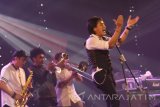 Personel grup band Kla Project, Katon Bagaskara (vokal) membawakan lagu andalannya yang berjudul Tak Bisa Ke Lain Hati dalam konser Intimate 90's di Harris Ballroom, Malang, Jawa Timur, Rabu (28/9) malam. Dalam penampilannya grup band beraliran pop progresif tersebut membawakan13 lagu andalannya dari beberapa album seperti Terpurukku Disini, Yogyakarta, Lagu Baru dan Meski tlah Jauh. Antara Jatim/Ari Bowo Sucipto/zk/16 