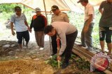 Anggota Polsek Haruai bersama Kapolsek Ipda Walimin turut serta kegiatan gotong - royong membuat jamban bagi warga Dusun Sialing, Desa Nawin Kecamatan Haruai, Kabupaten Tabalong. Foto Antaranews.Kalsel/Herlina Lasmianti