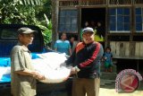 Kepala Desa Nawin, Kecamatan Haruai, Kabupaten Tabalong, Marhani menyerahkan bantuan beras bagi keluarga miskin (Raskin) bagi warga Dusun Sialing. Sebanyak 12 KK di dusun ini menjadi sasaran program beras gratis dari Pemkab Tabalong.Foto Antaranews.Kalsel/Herlina Lasmianti