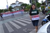 Sejumlah pendukung fanatik Persebaya 1927 menggelar aksi solidaritas 'Bonek Peduli Garut-Sumedang' di Surabaya, Jumat (30/9). Aksi kepedulian tersebut untuk menghimpun dana dari masyarakat guna membantu korban bencana di Garut. Antara jatim/Abdullah Rifai/zk/16