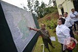 Menteri Lingkungan Hidup dan Kehutanan (LHK) Siti Nurbaya Bakar (kedua kiri) menyimak pemaparan petugas tentang kondisi kawasan konsesi Hutan Harapan PT Restorasi Ekosistem Indonesia (REKI), Desa Bungku, Bajubang, Batanghari, Jambi, Rabu (28/9). Menteri Siti menyebutkan, sebanyak 15 unit manajemen di tanah air telah mendapatkan izin konsesi pemanfaatan hutan produksi seluas 573 ribu hektar lebih sebagai upaya pelaksanaan program restorasi ekosistem dan mengalokasikan kawasan seluas 1,65 juta hektar lebih untuk pelaksanaan program yang sama pada tahun-tahun berikutnya. ANTARA FOTO/Wahdi Septiawan/foc/16.