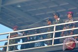 Presiden Joko Widodo (kedua kanan), Panglima TNI Jenderal TNI Gatot Nurmantyo (ketiga kanan), KSAL Laksamana TNI Ade Supandi (kanan), melihat pendaratan pasukan saat Latihan Armada Jaya XXXIV/2016 di Pantai Banongan, Asembagus, Situbondo, Jawa Timur, Kamis (15/9). Presiden Jokowi menyaksikan pendaratan pasukan marinir dan penembakan artileri di Pantai Banongan yang melibatkan sekitar 7.558 prajurit dan berbagai macam alutsista atau material tempur. ANTARA FOTO/Seno/wdy/16.