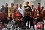 Presiden Joko Widodo didampingi Menpora Imam Nahrawi (kanan belakang) berdialog dengan Ketua Umum Badan Pembina Olahraga Cacat (BPOC) Sonny F Marbun (kedua kiri depan) serta peraih medali perunggu cabang angkat berat Paralimpiade Rio De Jainero Brazil Ni Nengah Widiasih (kanan depan), atlet renang Agus Ngaimin (kiri depan) di Istana Merdeka, Jakarta, Kamis (22/9). Dari sembilan atlet yang berlaga pada Paralimpiade 2016, Indonesia berhasil meraih satu medali perunggu dari cabang angkat berat. Pemerintah memberikan bonus sebesar Rp1 miliar kepada peraih medali ajang Paralimpiade 2016. ANTARA FOTO/Yudhi Mahatma/wdy/16