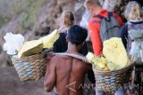 Seorang buruh memikul belerang hasil penambangan di Kawah Gunung Ijen, Banyuwangi, Jawa Timur, Sabtu (1/10). Buruh pikul belerang di kawah Ijen sudah  mulai berkurang kerena mulai beralih menggunakan troli yang lebih ringan dan dapat mengangkut belerang lebih banyak. Antara Jatim/Budi Candra Setya/zk/16.