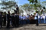 Sejumlah pelajar mendengarkan pemandu sejarah Gayeng Gunarto yang menjelaskan tentang sejarah gerakan dan tumbangnya Partai Komunis Indonesia (PKI) seusai mengikuti upacara peringatan Hari Kesaktian Pancasila di areal Monumen Korban Keganasan PKI di Kresek, Kabupaten Madiun, Jawa Timur, Sabtu (1/10). Pemkab Madiun menggelar upacara Hari Kesaktian Pancasila di lokasi tersebut yang diikuti pejabat, prajurit TNI, Polri, pelajar dan tokoh masyarakat untuk mengenang sekaligus sebagai refleksi peristiwa pembantaian 1948. Antara Jatim/Foto/Siswowidodo/zk/16