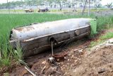 Pekerja menyedot pupuk cair yang masih tersisa di dalam tangki truk yang terguling di areal persawahan Tulungagung, Jawa Timur, Sabtu (1/10). Kecelakaan tunggal yang diduga akibat sopir mengantuk itu menyebabkan pupuk cair yang ada di dalam tangki tumpah menggenangi tanaman tebu sekitarnya. Antara Jatim/Destyan Sujarwoko/zk/16