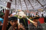 Sejumlah warga memikul kepala kerbau sebagai barisan terdepan kirab pusaka peninggalan kerajaan Panjalu di Kota Kediri, Jawa Timur, Minggu (2/10). Tradisi mengarak pusaka tersebut sebagai peringatan tahun baru Suro (penanggalan Jawa) sekaligus menapak tilas mengenai kejayaan kerajaan Panjalu yang pernah ada di Kediri. Antara Jatim/Prasetia Fauzani/zk/16