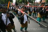 Sejumlah warga mengarak Tombak Pusaka peninggalan kerajaan Panjalu melewati rute yang telah ditentukan di Kota Kediri, Jawa Timur, Minggu (2/10). Tradisi mengarak pusaka tersebut sebagai peringatan tahun baru Suro (penanggalan Jawa) sekaligus menapak tilas mengenai kejayaan kerajaan Panjalu yang pernah ada di Kediri. Antara Jatim/Prasetia Fauzani/zk/16