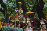 Sejumlah orang mengusung sesaji sebelum dilarung di Telaga Ngebel, Ponorogo, Jawa Timur, Minggu (2/10).  Tradisi larung sesaji oleh masyarakat di sekitar Telaga Ngebel yang berada di lereng Gunung Wilis tersebut untuk menyambut datangnya tahun baru 1 Sura (penanggalan Jawa) bertepatan tahun baru Islam 1 Muharram. Antara Jatim/Foto/Siswowidodo/zk/16