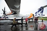 Sejumlah penumpang bersiap menaiki pesawat Kalstar rute Ketapang-Pontianak sebelum keberangkatan, di Bandara Rahadi Oesman, Kabupaten Ketapang, Kalbar, Minggu (2/10). General Manager Angkasa Pura II Supadio Pontianak, Bayuh Iswantoro menyatakan bahwa Maskapai Kalstar akan menambah satu penerbangan dari Pontianak ke Kabupaten Ketapang, guna mendukung perhelatan Sail Karimata 2016 yang akan digelar di Sukadana, Kabupaten Kayong Utara dan dihadiri Presiden Joko Widodo pada pertengahan Oktober. ANTARA FOTO/Jessica Helena Wuysang/16
