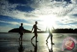 Tiga warga berjalan di Pantai Pulau Datok, Sukadana, Kabupaten Kayong Utara, Kalbar, Minggu (2/10). Pantai Pulau Datok yang merupakan perpaduan antara pantai, bukit dan teluk tersebut, menjadi salah satu objek wisata unggulan Sukadana, Kabupaten Kayong Utara. ANTARA FOTO/Jessica Helena Wuysang/16