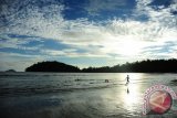 Dua anak bermain di Pantai Pulau Datok, Sukadana, Kabupaten Kayong Utara, Kalbar, Minggu (2/10). Pantai Pulau Datok yang merupakan perpaduan antara pantai, bukit dan teluk tersebut, menjadi salah satu objek wisata unggulan Sukadana, Kabupaten Kayong Utara. ANTARA FOTO/Jessica Helena Wuysang/16