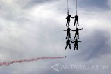 TNI AL Komando Pasukan katak (kopaska) melakukan simulasi penanganan teroris di Pelabuhan Ketapang, banyuwangi, Jawa Timur, Selasa (4/10). Kegiatan latihan Kopaska terpadu yang melibatkan 70 pasukan katak dan 120 pasukan Lanal Banyuwangi tersebut, guna melatih ketangkasan untuk mengamankan objek vital di Banyuwangi seperti Pertamina dan Pelabuhan Ketapang. Antara jatim/Budi Candra Setya/zk/16.