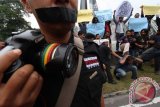 Sejumlah jurnalis yang tergabung dalam Pewarta Foto Indonesia (PFI) Medan bersama organisasi jurnalis lainnya menggelar aksi memprotes penganiayaan terhadap jurnalis saat melakukan unjuk rasa mengutuk kekerasan oknum TNI terhadap jurnalis di Medan, Rabu (5/10). Aksi itu sebagai bentuk protes aksi kekerasan yang dilakukan oknum TNI terhadap jurnalis baik di Medan dan Madiun yang hingga kini kasus tersebut belum diusut tuntas. ANTARA SUMUT/Septianda Perdana/16
