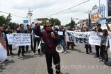 Sejumlah jurnalis menggelar aksi demo memprotes penganiayaan yang dilakukan oknum prajurit Raider Yonif Para Raider 501/Bajra Yudha Kostrad Madiun terhadap jurnalis Net TV Sony Misdananto di Madiun, Jawa Timur, Selasa (4/10). Mereka menuntut Panglima TNI menindak tegas para oknum TNI yang melakukan tindak kekerasan terhadap jurnalis, serta mendorong Dewan Pers dan Komnas HAM mengusut tuntas setiap tindakan yang mengancam keselamatan jurnalis. Antara Jatim/Foto/Siswowidodo/zk/16