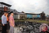 Bupati HSU Abdul Wahid menyaksikan puing-puing kebakaran di Desa Kandang Halang dan Panyiuran sebanyak 25 bangunan hangus akibat musibah kebakaran yang terjadi akhir pekan kemaren dan dua warga mengalami luka bakar.(Foto Antaranews Kalsel/Eddy Abdillah/F)
