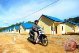 Seorang pengendara motor melintasi deretan perumahan nelayan yang dibangun Kementerian Pekerjaan Umum dan Perumahan Rakyat (Kemenpupera) di Sukadana, Kabupaten Kayong Utara, Kalbar, Senin (3/10). Sebanyak 50 nelayan Kabupaten Kayong Utara akan mendapatkan  bantuan rumah baru tipe 36 berkonstruksi baja beton yang dilengkapi dengan fasilitas listrik serta air bersih, dan rencananya akan diserahkan langsung oleh Presiden Joko Widodo saat pembukaan Sail Karimata 2016 pada pertengahan Oktober. ANTARA FOTO/Jessica Helena Wuysang/16