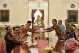 Presiden Joko Widodo (ketiga kanan) didampingi Menko Perekonomian Darmin Nasution (kedua kanan), dan Sekretaris Kabinet Pramono Anung (kanan), menerima Hasil Pemeriksaan atas Laporan Keuangan Pemerintah Pusat tahun 2015 dari Ketua Badan Pemeriksa Keuangan Harry Azhar Azis di Istana Merdeka, Jakarta, Rabu (5/10). Hasil pemeriksaan memuat hasil pemeriksaan Laporan Keuangan Pemerintah Pusat (LKPP) dengan opini Wajar Tanpa Pengecualian dan 85 Laporan Keuangan Kementerian Negara/Lembaga (LKKL) dengan rincian 55 Wajar Tanpa Pengecualian (WTP), 26 Wajar Dengan Pengecualian (WDP), dan empat LKKL dengan opini Tidak Memberikan Pendapat (TMP). ANTARA FOTO/Puspa Perwitasari/art/16