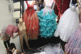 Penjual jasa pernikahan menata baju pengantin bertema kebaya modern di salah satu stand dalam Pameran Kebutuhan Pernikahan di Malang, Jawa Timur, Kamis (6/10). Pameran yang diadakan selama tiga hari tersebut digelar untuk membantu masyarakat dalam memenuhi kebutuhan pernikahan yang dalam sebulan terakhir meningkat. Antara Jatim/Ari Bowo Sucipto/zk/16.