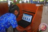 Seorang siswa memilih calon Ketua OSIS dari bilik pemungutan suara online di SMP Negeri 2 Salatiga, Jawa Tengah, Kamis (6/10). Kegiatan pemilihan ketua OSIS tersebut bertujuan untuk memberikan pembelajaran demokrasi serta pemanfaatan perkembangan dunia teknologi informasi untuk mengurangi penggunaan kertas dalam pemungutan suara. ANTARA FOTO/Aloysius Jarot Nugroho/wdy/16.