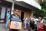 Petugas kepolisian Polda Sumut membawa barang bukti mesin printer dan berkas yang berada di dalam kardus yang ditemukan usai melakukan penggeledahan kantor DPW Asiosiasi Perusahaan Bongkar Muat Indonesia (APBMI) Sumut di Jalan Karantina Medan, Sumatera Utara, Kamis (6/10). Penggeledahan kantor tersebut terkait pengembangan penangkapan dua orang yang dijadikan tersangka atas kasus pemerasan Waktu Bongkar Muat (Dwelling Time) di Pelabuhan Belawan Medan. ANTARA SUMUT/Septianda Perdana/16
