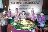 Pemimpin Redaksi Harian Bhirawa Nawang Esthi Lestari (tiga kanan) memotong nasi tumpeng didampingi Gubernur Jatim Soekarwo (kiri), Ketua PWI Jatim Akhmad Munir (tiga kiri), Komisaris Utama Harian Bhirawa Sugeng Pratoyo (dua kanan) dan Ketua Panitia HUT 48 Bhirawa Zainal Ibad (kanan) di sela sarasehan bertajuk 'Mata Rakyat Mitra Birokrat' dalam rangka HUT 48 Harian Bhirawa di Surabaya, Kamis (6/10). Antara Jatim/Fiqih Arfani/zk/16
