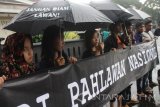 Pegiat hak asasi manusia membawa spanduk saat melakukan aksi kamisan di depan Balaikota, Malang, Jawa Timur, Kamis (6/10). Dalam aksi kamisan ke-4 tersebut mereka mengecam segala bentuk kekerasan dan intimidasi yang dilakukan oknum militer maupun oknum aparat seperti yang dialami jurnalis Net TV Madiun. Antara Jatim/Ari Bowo Sucipto/zk/16.