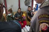 Satu individu Orangutan bernama Bianka dipeluk pemiliknya, Puri Ayu saat hendak dievakuasi di Desa Randau Jungkal, Kecamatan Sandai, Kabupaten Ketapang, Rabu (5/10). Evakuasi yang dilakukan IAR bersama BKSDA SKW I Ketapang dan Polsek Sandai itu sempat berjalan alot, karena pemiliknya menolak untuk menyerahkan hewan primata yang dilindungi itu jika tidak diberikan uang ganti rugi atas biaya perawatan yang sudah dikeluarkannya selama memelihara Orangutan tersebut. ANTARA FOTO/Humas IAR Indonesia- Heribertus Suciadi/jhw/16