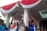  Gubernur Jatim Soekarwo (kanan) beserta istri, Nina Kirana Soekarwo (tengah) dan Wakil Bupati Lamongan Kartika Hidayati (kiri) melepas burung merpati di sela launching Hari Jadi ke-71 Provinsi Jawa Timur di halaman kantor Gubernur di Jalan Pahlawan Surabaya, Jumat (7/10). Pada peringatan hari jadi, Pemprov Jatim menggelar berbagai kegiatan seperti turnamen bola voli, festival seni nusantara, bakti sosial, lomba cipta menu kreasi dan sejumlah penyelenggaraan lainnya. Antara Jatim/Fiqih Arfani/zk/16