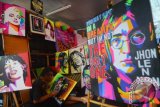 Heri, membuat lukisan Wedha's Pop Art Potrait (WPAP) salah seorang musisi di galerinya di Kota Tasikmalaya, Jawa Barat, Jumat (7/10). Seni Lukisan WPAP merupakan gugus seni ilustrasi potret wajah yang bersaling-silang secara geometri dengan penggunaan kontradiksi warna-warna khusus yang dijual dengan harga Rp100.000 - Rp300.000 per lukisan tergantung tingkat kesulitan. ANTARA FOTO/Adeng Bustomi/wdy/16.