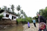 Kepala Badan Penanggulangan Bencana Daerah (BPBD) Doni Lahatie (kanan) meninjau lokasi rawan banjir dan longsor di Desa Bulota, Kabupaten Gorontalo, Kamis (6/10). Memasuki musim hujan dan curah hujan yang mulai tinggi BPBD Kabupaten Gorontalo melakukan pengecekan dan peninjauan untuk deteksi dini guna mengantisipasi terjadinya bencana alam. (ANTARA FOTO/Adiwinata Solihin)