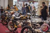 Pengunjung melihat karya otomotif yang dipamerkan pada Kustomfest 2016 di Jogja Expo Centre, DI Yogyakarta, Sabtu (8/10). Perhelatan otomotif tahunan yang berlangsung dua hari tersebut menjadi ajang apresiasi bagi para seniman dan pecinta otomotif dan diikuti 107 peserta kategori sepeda motor dan 21 peserta kategori mobil. ANTARA FOTO/Andreas Fitri Atmoko/wdy/16.