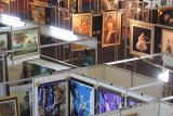 Pengunjung menyaksikan lukisan di stan-stan pameran saat pembukaan Pasar Seni Lukis Indonesia (PSLI) ke-9 di JX International, Surabaya, Jawa Timur, Jumat (7/10). Pasar Seni Lukis Indonesia ke-9 tersebut merupakan ajang pertemuan antara seniman, kolektor dan masyarakat pecinta seni yang menampilkan 6000 lukisan karya 210 seniman lukis dari berbagai daerah di Indonesia, berlangsung mulai 7-16 Oktober mendatang. Antara Jatim/Moch Asim/zk/16