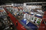 Pengunjung menyaksikan lukisan di stan-stan pameran saat pembukaan Pasar Seni Lukis Indonesia (PSLI) ke-9 di JX International, Surabaya, Jawa Timur, Jumat (7/10). Pasar Seni Lukis Indonesia ke-9 tersebut merupakan ajang pertemuan antara seniman, kolektor dan masyarakat pecinta seni yang menampilkan 6000 lukisan karya 210 seniman lukis dari berbagai daerah di Indonesia, berlangsung mulai 7-16 Oktober mendatang. Antara Jatim/Moch Asim/zk/16