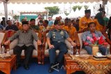 Bupati Sidoarjo Saiful Ilah (kiri) menghadiri kegiatan Pasar Rakyat di Lapangan Albatros, Sidoarjo, Jumat (7/10). Dalam kesempatan tersebut, pihaknya meminta kepada warga masyarakat untuk menggunakan produk lokal demi meningkatkan potensi UKM lokal.Antara Jatim/Indra Setiawan/zk/16