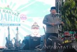 Bupati Sidoarjo Saiful Ilah saat memberikan sambutan pada kegiatan Pasar Rakyat di Lapangan Albatros, Sidoarjo, Jumat (7/10). Dalam kesempatan tersebut, pihaknya meminta kepada warga masyarakat untuk menggunakan produk lokal demi meningkatkan potensi UKM lokal. Antarajatim/ Indra Setiawan/zk/16.
