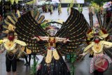 Peserta mengikuti karnaval Pesona Karawo 2016 di Kota Gorontalo, Minggu (9/10). Karnaval yang mengangkat tema Taman laut Olele, Hutan Nantu, Hiu Paus dan Maleo tersebut merupakan rangkaian kegiatan Festival Pesona Karawo 2016 (Karowo merupakan sulam khas daerah Gorontalo). ANTARA FOTO/Adiwinata Solihin/foc/16