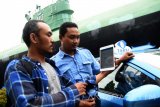 Seorang peserta 'Gathering My Blue Bird Experience' jelajah kota Surabaya melihatkan rute pada aplikasi My Blue Bird di Surabaya, Jawa Timur, Sabtu (8/10). Kegiatan tersebut mengenalkan jasa fitur non tunai dari PT Blue Bird Tbk yang merupakan penyempurnaan dari aplikasi My Blue Bird sebelumnya yang telah diluncurkan pada 2011. Antara jatim/M Risyal Hidayat/zk/16