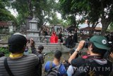 Sejumlah fotografer memotret model di kawasan Makam Belanda Peneleh, Surabaya, Jawa Timur, Minggu (9/10). Kegiatan pemotretan yang mengangkat tema 'Dark Beauty' tersebut merupakan salah satu upaya untuk melestarikan Makam Belanda Peneleh yang menjadi salah satu cagar budaya melalui media fotografi. Antara Jatim/Moch Asim/zk/16